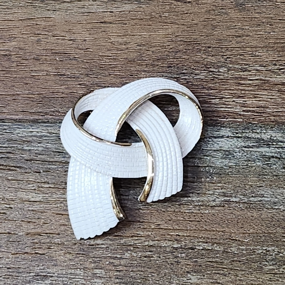 Beautiful Signed White & Gold Monet Brooch